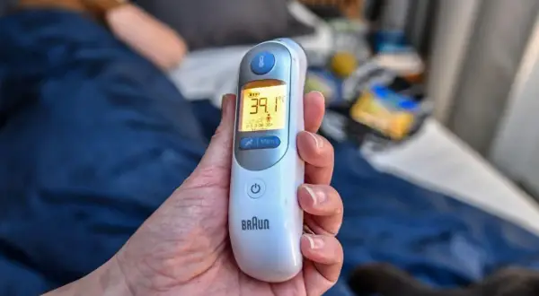 Termometer visar 39.1 grader. Ett barn med 40 graders feber utan andra symtom kan vara oroväckande.