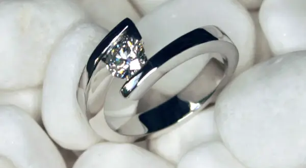 Anillo de oro blanco con diamante, sobre piedras blancas. La joya perfecta para elegir las piedras para anillos de compromiso.