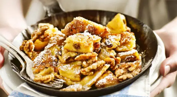 Kaiserschmarrn mit Nüssen und Rosinen, einfach im Thermomix zubereitet, bestäubt mit Puderzucker.