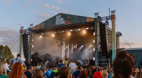 Koncert na Enea Edison Festival. Tłum ludzi przed sceną, na której gra zespół.