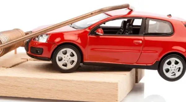 Une petite voiture rouge est piégée sur une souricière. Attention au contrôle technique véhicule électrique !