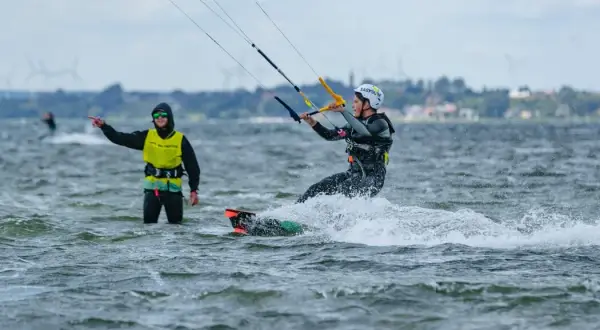 Jak pływać na kitesurfingu? Twój start od podstaw do deski