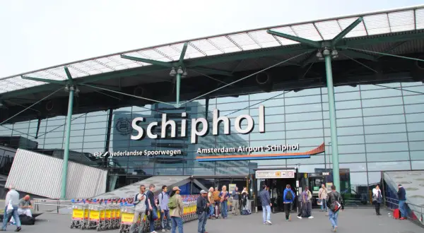 Na lotnisku Schiphol w Amsterdamie, obok wejścia, znajduje się znak z symbolem palenia, co sugeruje, że jest tam palarnia.