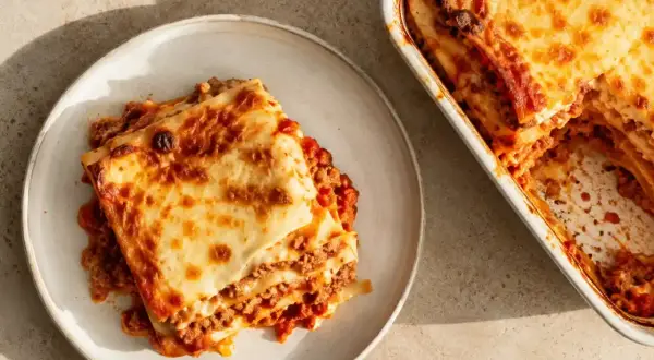 En härlig glutenfri lasagne med gyllene ost och rikligt med köttfärssås. Perfekt för en mysig middag.