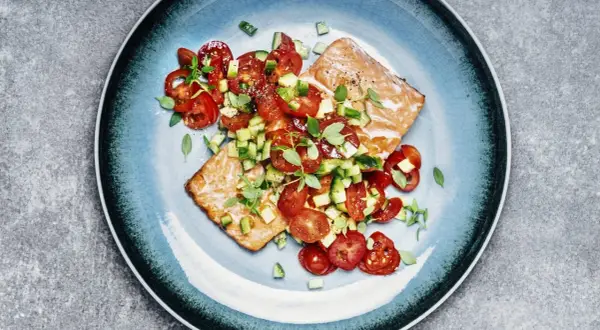 Lachs auf Salat: Rezepte, Tipps & Nährwerte für Ihre gesunde Mahlzeit