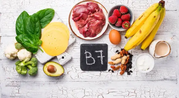 Biotyna (B7) w produktach takich jak wątróbka, jajka, orzechy, banany, szpinak, awokado, ser, truskawki, brokuły, kalafior, jogurt i mleko.