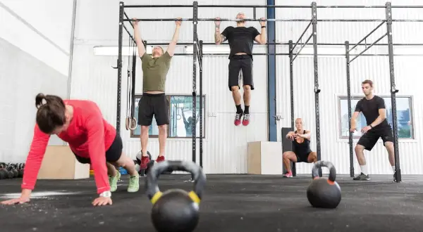 CrossFit: Co to takiego? Czy ten wszechstronny trening jest dla Ciebie?