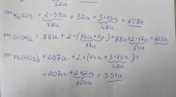 Obliczenia masy molowej CO2, K2SO3, Si(OH)2 i Pb(NO3)2. Widać poszczególne kroki obliczeń i sumowanie atomów.
