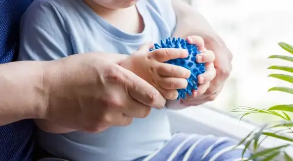 Piłeczki sensoryczne dla niemowląt od kiedy? Kluczowe informacje dla rodziców