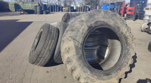 Duże opony rolnicze i samochodowe na placu. Zastanawiasz się, ile kosztuje utylizacja opon?