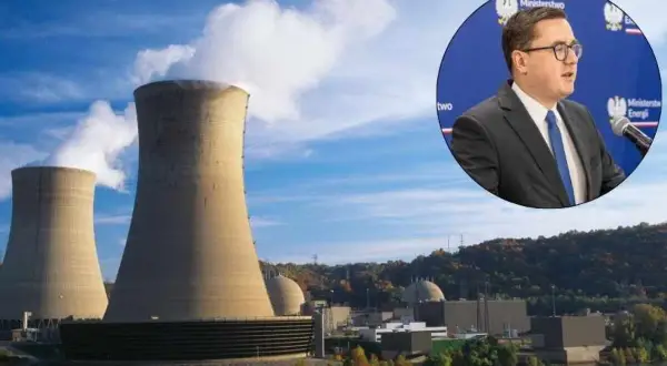 Wielka elektrownia jądrowa z chłodniami kominowymi i mężczyzna w garniturze przemawiający na tle logo Ministerstwa Energii. Energia jądrowa w Polsce.