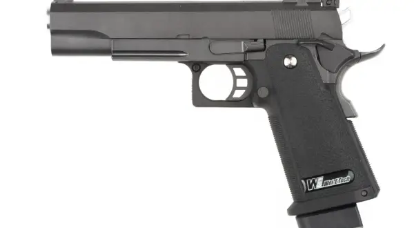 Pistola de airsoft negra, modelo Hi-Capa, con empuñadura texturizada y el logo "Wei-E-Tech". Lista para la acción en tu próxima partida de rhop airsoft.
