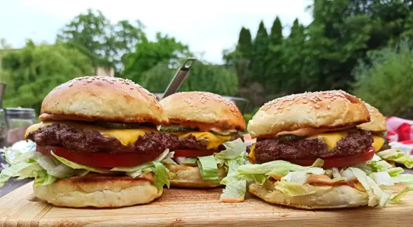 Jak doprawić burger wołowy, aby był soczysty i pełen smaku