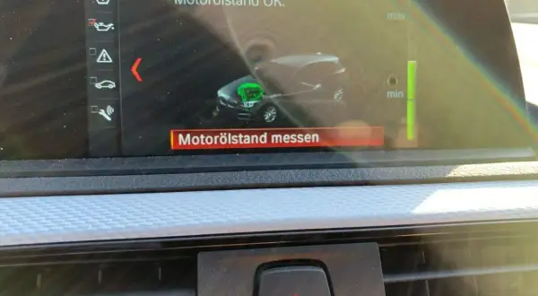 BMW F21 Display zeigt Motorölstand OK mit Messbalken und Auto-Symbol.