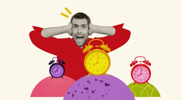 Przerażony mężczyzna z rękami na uszach, otoczony budzikami. Czy to symbol tego, co to znaczy FOMO?
