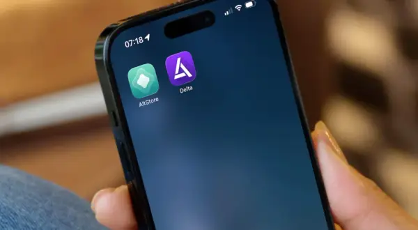 Icône AltStore et Delta sur un iPhone, pour installer des applications sur iOS.