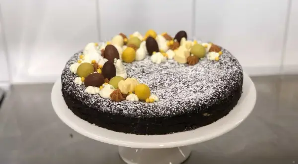 Chokladkladdkaka dekorerad med påskägg, grädde och strössel. Perfekt att frysa in och ta fram när suget efter något gott sätter in.