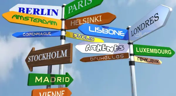Señalización de ciudades europeas, como París, Berlín, Madrid y Londres, ideal para estudiantes que buscan becas Erasmus.