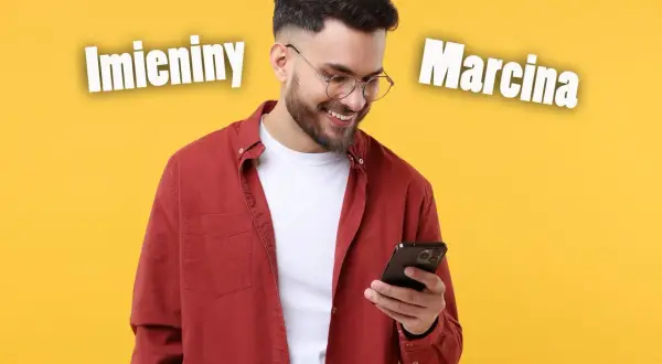 Uśmiechnięty mężczyzna z telefonem w dłoni, na tle żółtym z napisem "Imieniny Marcina".