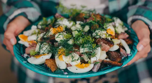 En härlig matjessill sallad med ägg, dill och knäckebröd. Perfekt för midsommar eller som en del av ett smörgåsbord. Ett enkelt matjessill recept att prova!
