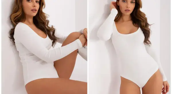 Kobieta w białym, prążkowanym body z długim rękawem. To idealne co to body na co dzień i na specjalne okazje.