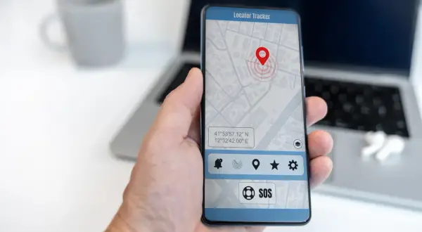 Aplikacja "Locator Tracker" na telefonie pokazuje mapę z lokalizatorem, pomagając w znalezieniu telefonu w domu.