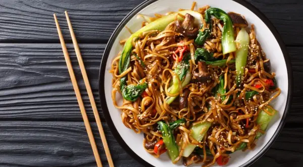 Talerz pełen pad thai z warzywami i grzybami. Zastanawiasz się, ile kalorii ma pad thai?