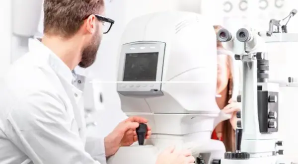 Kto dobiera okulary? Okulista, optometrysta czy optyk wybierz mądrze!