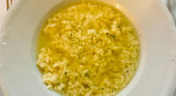 Stracciatella alla romana in una ciotola bianca, un classico confortante.