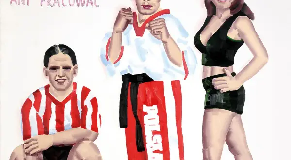 Obraz Marcina Maciejowskiego: trzej ludzie w strojach sportowych, jeden w biało-czerwonej koszulce, drugi w stroju do walki z napisem "Polska", trzecia w krótkiej, czarnej sukience.