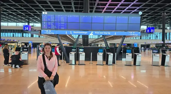 Frau am Flughafen Frankfurt, bereit für ihren Flug nach Dubai mit Emirates A380.
