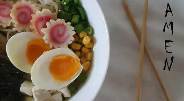 Miseczka ramenu z jajkiem, kukurydzą, tofu i narutomaki.