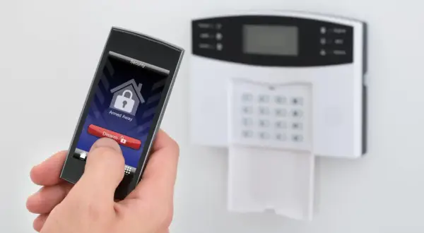 Jaki alarm do mieszkania w bloku? Bezprzewodowy? Smart? Wybierz mądrze!