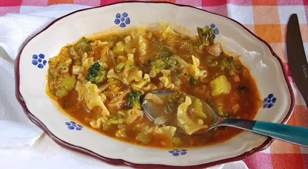 Minestra di Broccolo Romano: Ricetta Facile e Gustosa