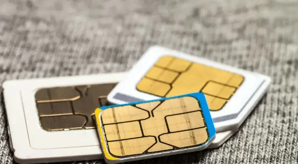 Trzy karty SIM: największa, standardowa, mikro i najmniejsza, nano sim co to jest? Małe, ale ważne dla łączności.