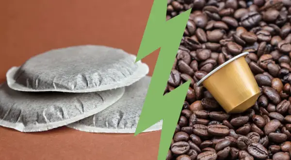 Differenza tra cialde ESE e capsule: da un lato cialde in carta, dall'altro una capsula dorata tra chicchi di caffè.