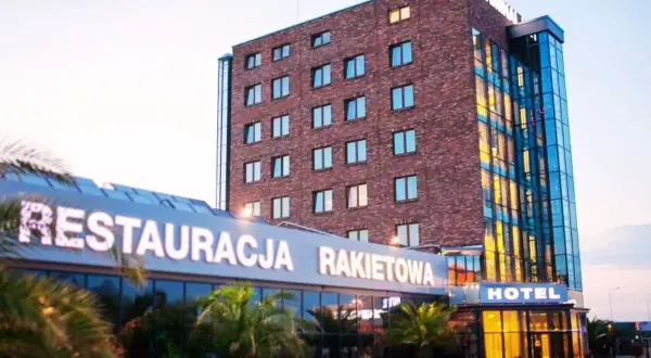 Hotel i restauracja Rakietowa. Czy uczestnicy muszą sami płacić za hotel i dojazd na nagrania w Warszawie?