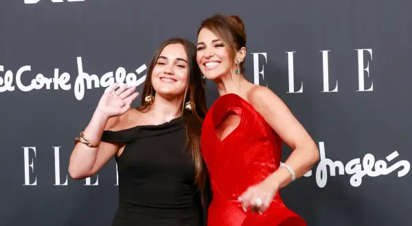 Daniella Bustamante y su hija posan sonrientes en un evento. La joven saluda a la cámara.