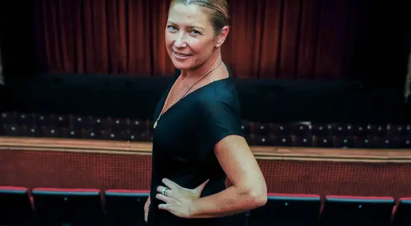 Sara Baras, con su edad, posa con elegancia en un teatro, lista para deslumbrar.