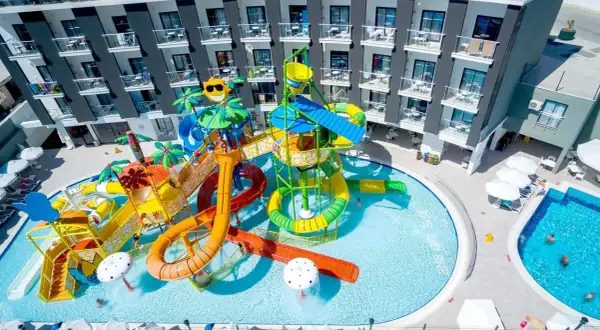 Kolorowy aquapark z licznymi zjeżdżalniami i basenami, idealny dla rodzin, stanowi serce hotelu Narcia Resort.
