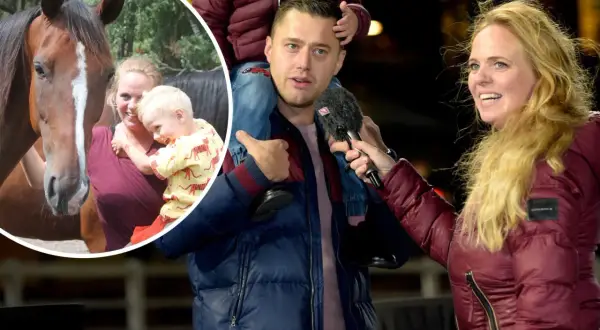 Per Skoglunds familj njuter av en hästupplevelse. En kvinna med ett barn på armen ler mot en brun häst.