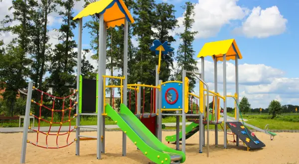 Ile kosztuje plac zabaw dla dzieci? Sprawdź ceny i oszczędź na budowie