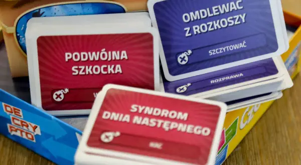 Karty do gry z hasłami: "Podwójna Szkocka", "Omdlewać z Rozkoszy", "Syndrom Dnia Następnego". Różne czółko kategorie.