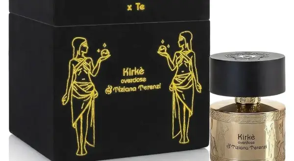 Złota butelka perfum Kirke Tiziana Terenzi w ozdobnym, czarnym pudełku z motywem konstelacji Cassiopea.