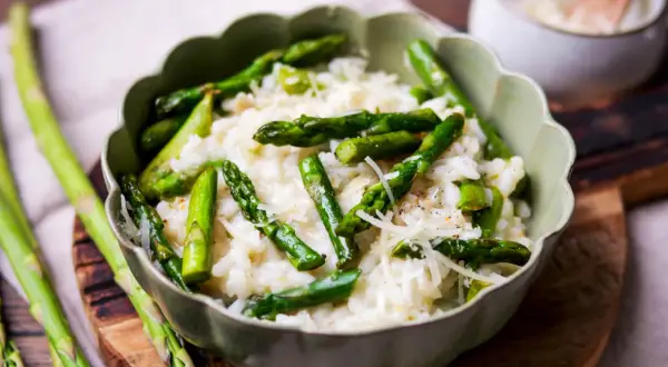 Cremiges Spargelrisotto mit frisch geriebenem Parmesan, ein köstliches Rezept für den Frühling.