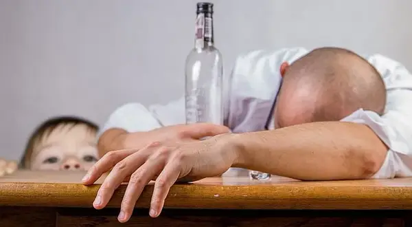 Codzienne picie męża: Kiedy to alkoholizm? Jak szukać pomocy?