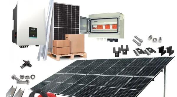 Kompletna instalacja fotowoltaiczna 5 kW z montażem: panele, inwerter, skrzynka z zabezpieczeniami, kable i akcesoria montażowe.