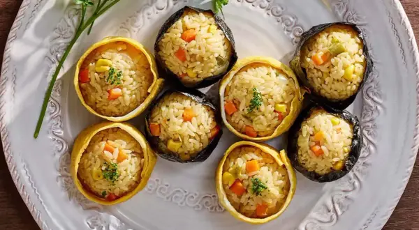 Små risbollar med grönsaker, inslagna i omelett eller sjögräs. Perfekt för nya, spännande risrecept!