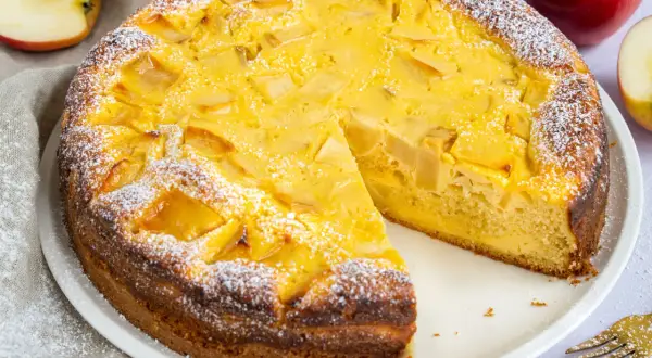 Ein saftiger Apfelkuchen, bestäubt mit Puderzucker. Dieses Apfelkuchen Rezept ist ein Genuss!