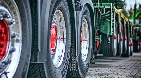 Stawki za kilometr w spedycji: Ile naprawdę kosztuje transport?